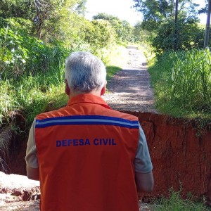 Seagri e Defesa Civil acompanham danos causados pelas chuvas em estrada rural no bairro do Aeroporto